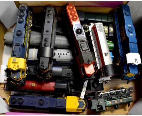 A quantity of locomotives and tenders to include Hornby OO, 'Hogwarts Castle', no.5972, Tri-Ang GWR, 8509 locomotive, an Ital