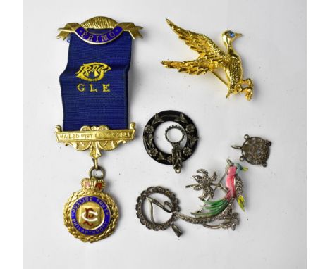 Hallmarked silver items to include brooches and a Masonic medal, also vintage brooches, etc. 