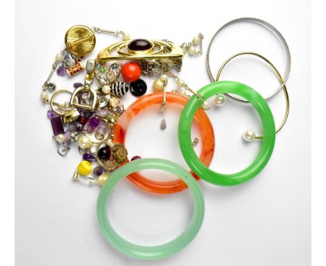 A quantity of jewellery to include jadeite bangles, vintage brooches, etc
