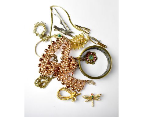 A quantity of jewellery to include vintage brooches, tie pins, etc. 