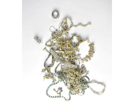 A quantity of vintage jewellery to include necklaces, etc. 