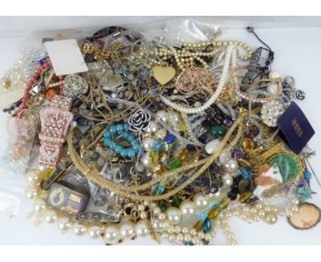 Various mixed vintage and modern costume jewellery to include silver rings, necklaces, brooches, etc.