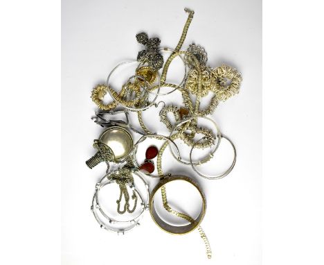 A quantity of vintage jewellery to include bangles, etc.