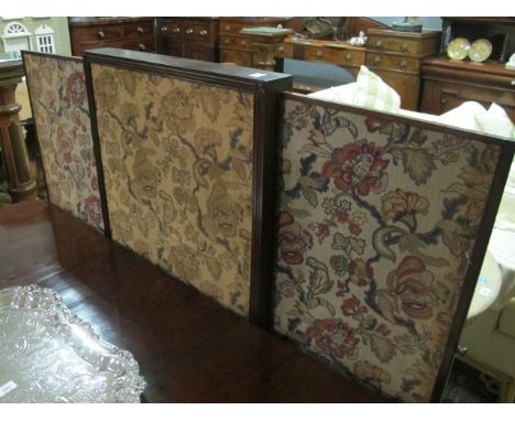 A GOOD GEORGIAN MAHOGANY FIRESCREEN the needlework panel within a reeded frame with side screens raised on standard end suppo