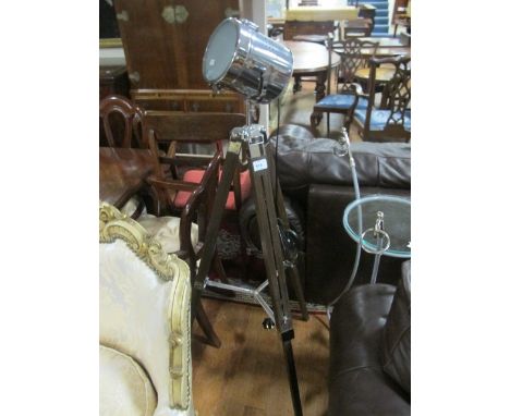 A CHROME AND HARDWOOD FLOOR STANDARD LAMP on telescopic tripod base