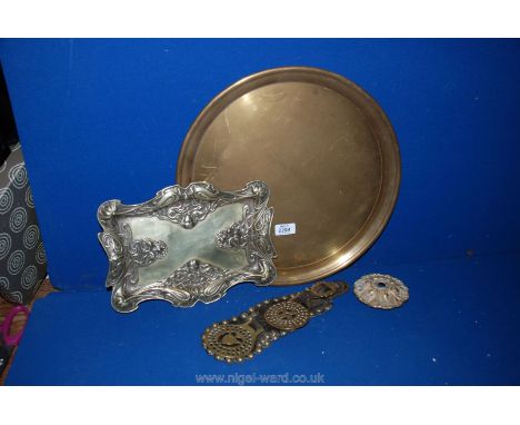 A quantity of brass including circular brass tray, two horse brasses on leather strap, lozenge shaped art nouveau tray and br