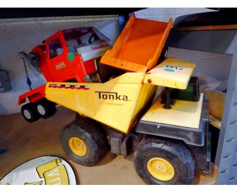 Tonka dump truck and a further toy. P&amp;P Group 2 (£18+VAT for the first lot and £3+VAT for subsequent lots) 