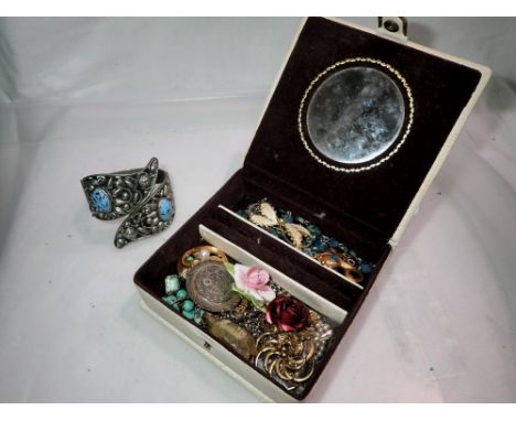 Jewellery box containing costume jewellery. . P&amp;P Group 1 (£14+VAT for the first lot and £1+VAT for subsequent lots) 