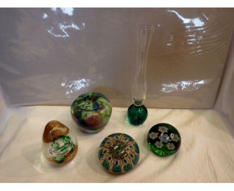 Mixed glassware including Millefiori paperweights. P&amp;P Group 3 (£25+VAT for the first lot and £5+VAT for subsequent lots)