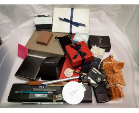 Mixed collectables including pens, coins, empty jewellery boxes etc. P&amp;P Group 2 (£18+VAT for the first lot and £3+VAT fo