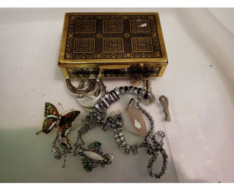 Musical jewellery box with contents. P&amp;P Group 1 (£14+VAT for the first lot and £1+VAT for subsequent lots) 