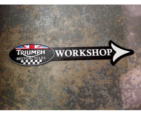 Cast iron Triumph Motorcycles workshop arrow, W: 40 cm. P&amp;P Group 1 (£14+VAT for the first lot and £1+VAT for subsequent 
