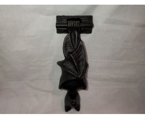 Cast iron bat door knocker, H: 12 cm. P&amp;P Group 1 (£14+VAT for the first lot and £1+VAT for subsequent lots) 