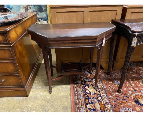An Edwardian mahogany mahogany folding card table, width 86cm, depth 43cm, height 70cm