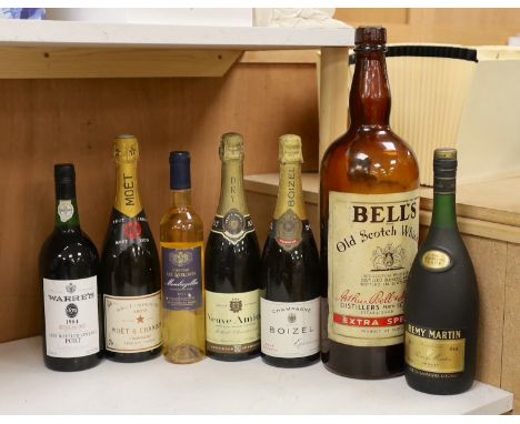 Various bottles of champagne, wine and brandy including a 1984 Warre's vintage port and a 1970 Moet &amp; Chandon (7)