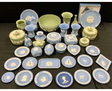 Ceramics - a collection of blue and green Wedgwood Jasperware inc plates, trinket dishes, trinket boxes, comport, powder bowl