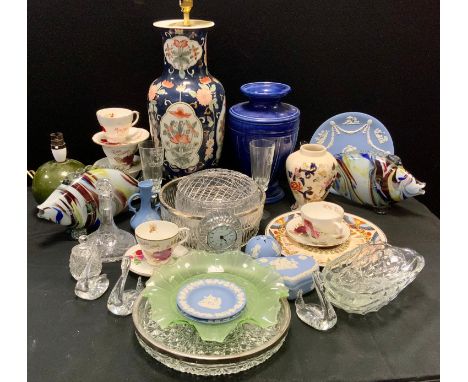 Ceramics &amp; Glass - Wedgwood blue Jasperware plate,  trinket dishes; large oriental table lamp;  pair of Murano style glas