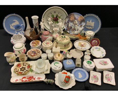 Ceramics - a pair of Abbeydale Chrysanthemum trinket dishes;  circular trinket box and cover;  Wedgwood jasperware plates, bo