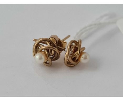 A pair of pearl earrings 9ct    1.3 gms