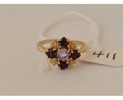 18ct ring set with 4 heart shaped garnets and a central amethyst, size Q