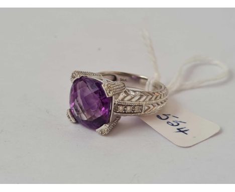 A ATTRACTIVE WHITE GOLD AND LARGE FACETED AMETHYST  AND DIAMOND RING 14CT GOLD SIZE N   8.8 GMS