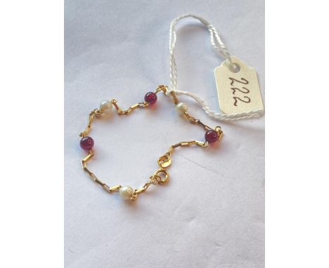 A pretty pearl and garnet bracelet