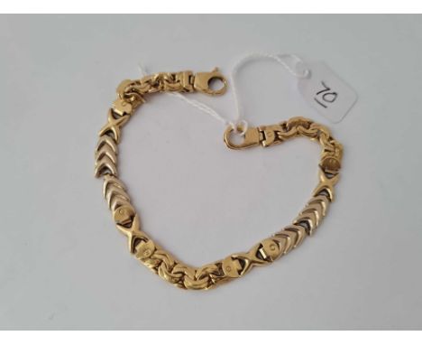 A VINTAGE 18CT GOLD LINK BRACELET 15.4g