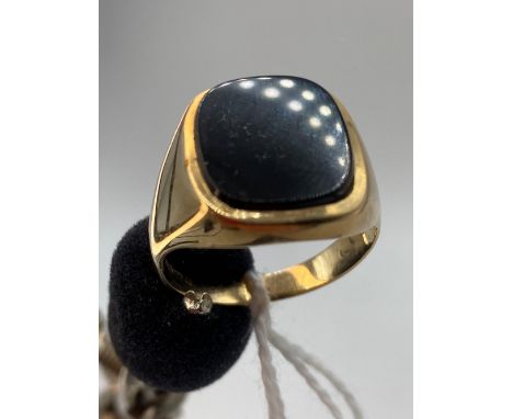 A black onyx signet ring 9ct size V    5.2 gms