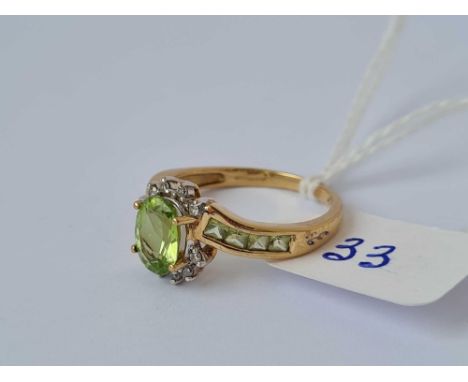 A peridot and diamond ring 9ct size O    2.5 gms