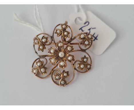 A Edwardian 9ct and pearl set brooch AF    4.7 gms