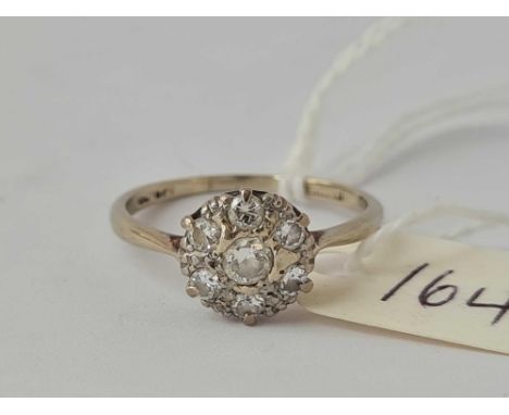 A DIAMOND FLOWER HEAD RING 18CT GOLD SIZE O    2.5 GMS