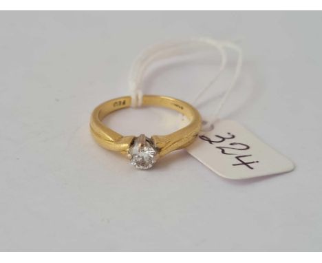 A single stone diamond ring 18ct gold size N     4.1 gms