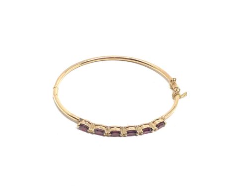 9ct Gold Garnet Bangle (6g)
