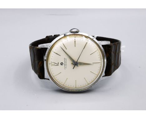 JUNGHANS VINTAGE HANDAUFZUGSUHR, 3-Zeiger-Uhr ohne Datum mit weißem Zifferblatt, um 1965. Gehäusedurchmesser 33 mm, braunes L