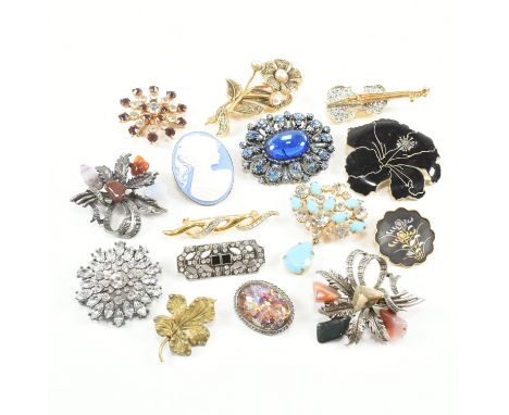 An assorted collection of vintage and later brooch pins. The lot to include gold and silver tone metal, simulated pearls, whi