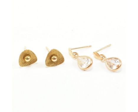 Two pairs of vintage 9ct yellow gold stud earrings. The first pair having a crosshatch etched trilliant form with central gra