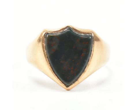 A hallmarked 19th century Victorian 15ct gold and blood stone signet ring. The ring having an armorial shield shaped bloodsto