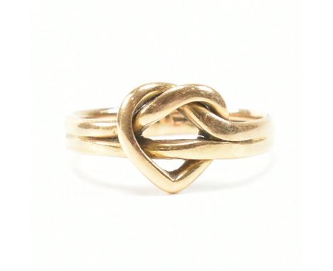 A Victorian hallmarked 18ct yellow gold knot ring. The ring in the form of an open knotted heart to reeded shoulders and tape