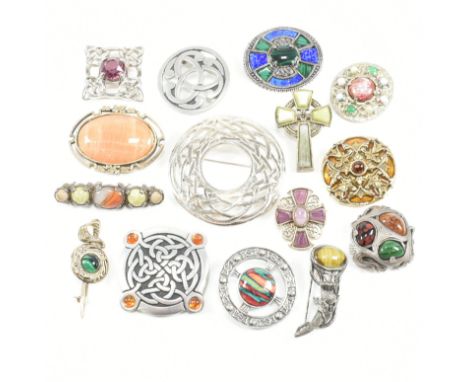 An assorted collection of vintage and later brooch pins. The lot to include gold and silver tone metal, pewter, various colou