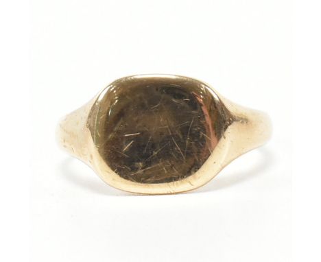 A vintage hallmarked 9ct yellow gold signet ring. The ring having a rounded rectangular head and tapering shank. Hallmarked f