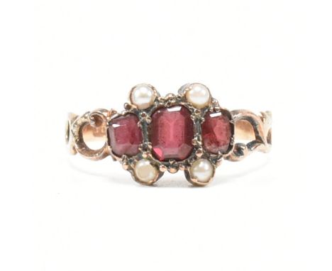 A Victorian hallmarked 15ct rose gold, garnet and pearl ring. The ring having three graduated rectangular cut garnets set amo
