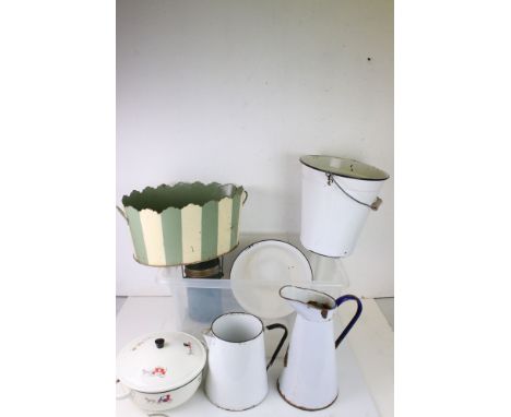Box of vintage enamel kitchen ware 