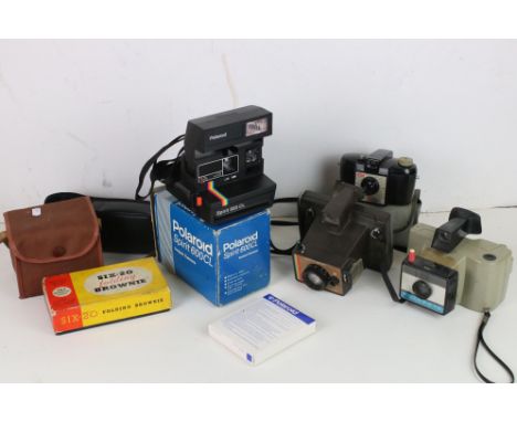 A collection of vintage cameras to include polaroid examples. 