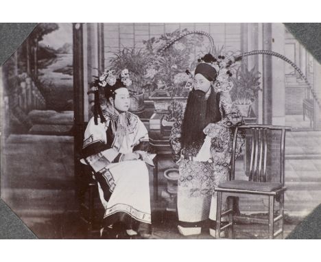 China - - Umfangreiche Sammlung von ca. 475 OPhotographien (Vintages, Silbergelatine- u. Albuminabzüge) mit Aufnahmen aus Tsi