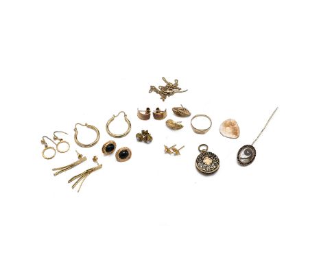 A 9ct gold necklace, a 9ct gold signet ring, along with various other 9ct gold jewellery, 19.38 grams and various gold colour