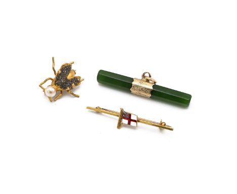 An Edwardian 15ct yellow gold and enamel bar brooch, applied with an enamelled Ensign, approximately 4.3cm long, total gross 
