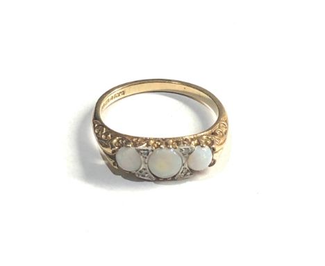 Vintage 9ct Gold opal &amp; diamond detail ring 2.6G 