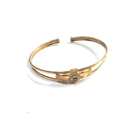 9ct garnet set claddagh motif bangle 5.2g 