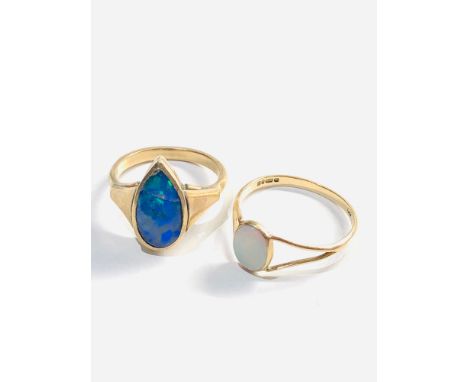 2 x 9ct Gold opal rings 3.7g 