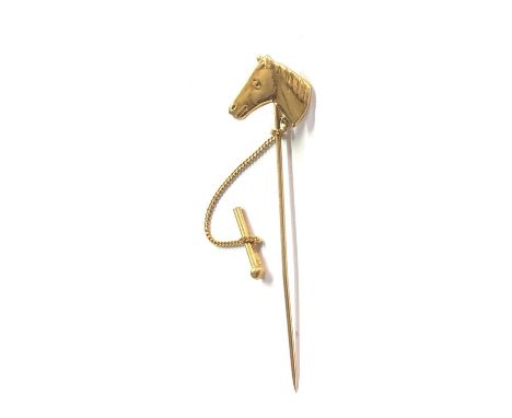 14ct gold horse stick pin measures approx 6.2cm long hallmarked 585 on pin and safty chain weight 2.3g 